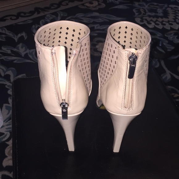 Taylor says❤️ super fun cute heels - Picture 5 of 8